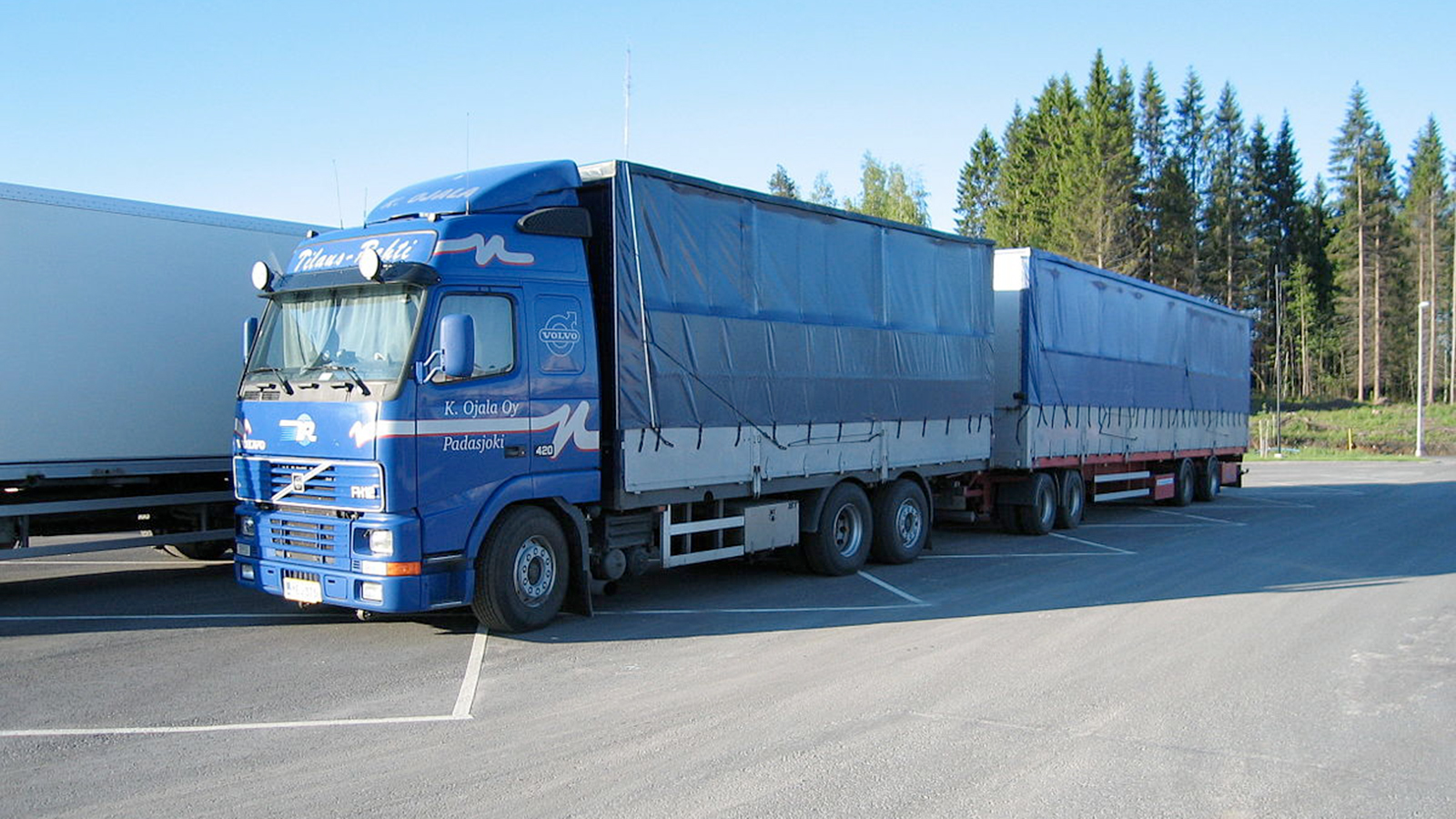 Χειροπέδες σε δύο άτομα που λήστευαν οδηγούς φορτηγών στη Βαρυμπόμπη